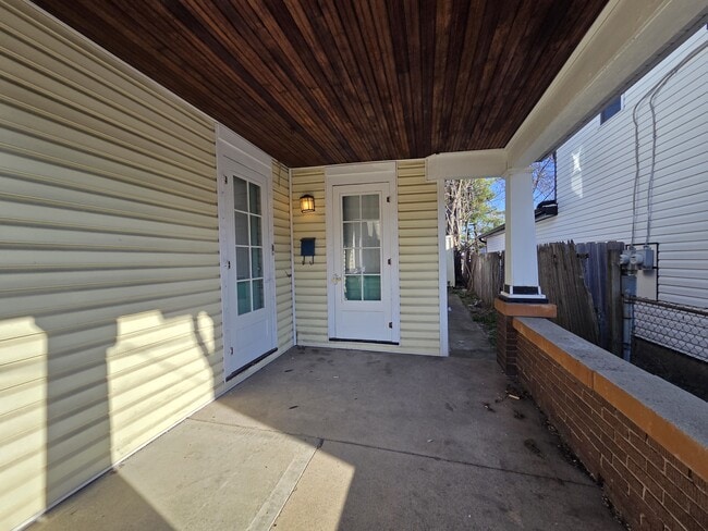 Building Photo - 423 Clover St