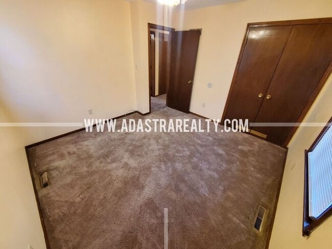 Building Photo - Very Nice Home in South KCMO-Available NOW!!