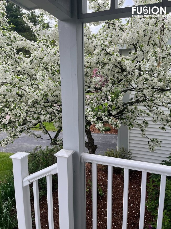 Building Photo - Impeccably Maintained 3bd, 2 bth Stonington Circle Condo!