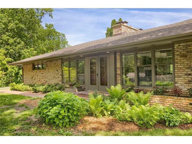 Primary Photo - 3465 Deephaven Ave