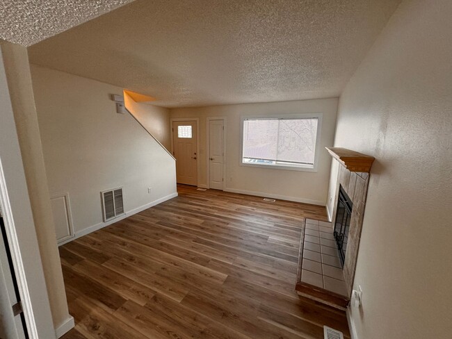 Building Photo - 2 Bedroom Townhouse in East Anchorage!