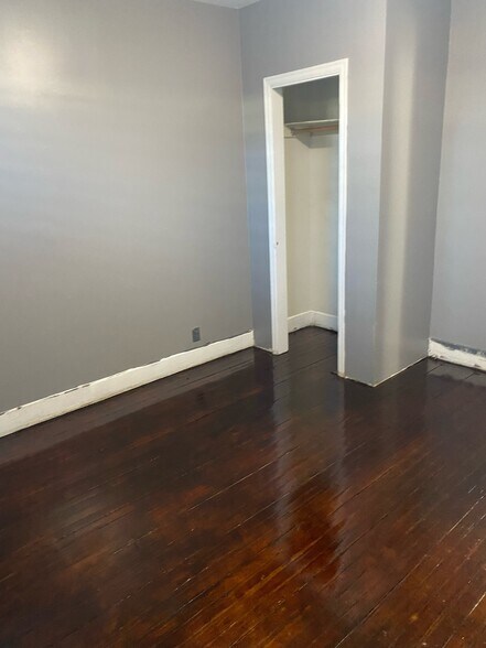 Building Photo - 421 Halsted St