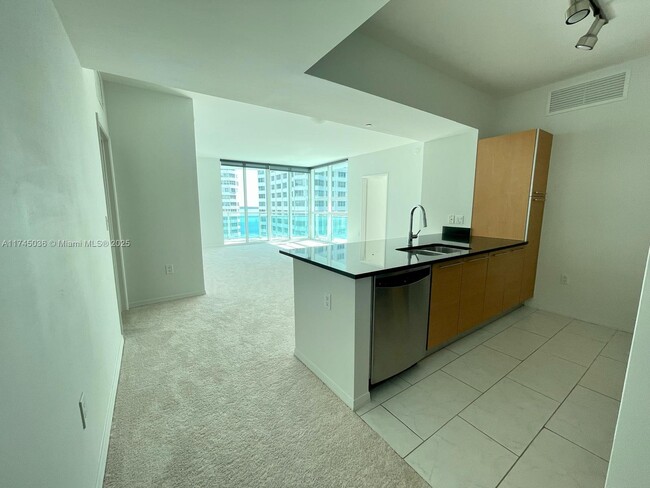 Building Photo - 950 Brickell Bay Dr