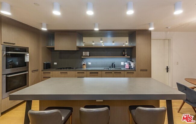 Building Photo - 10777 Wilshire Blvd