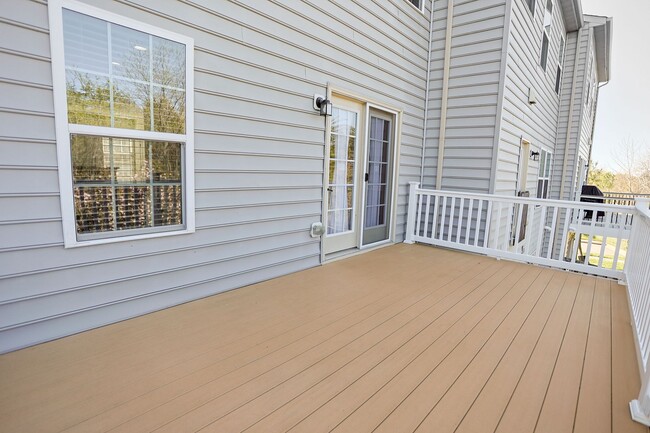 Building Photo - Move-in ready Townhome in Wenworth Green C...