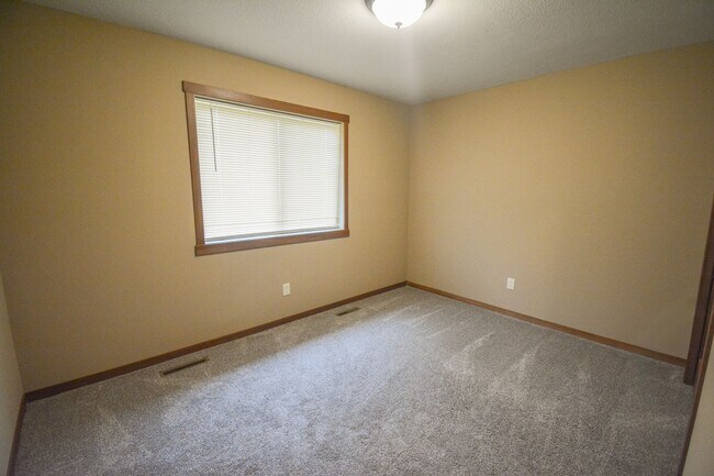 Building Photo - Beautiful and Spacious 4 Bedroom 3 Bath Av...