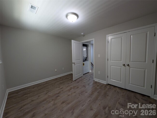 Building Photo - 1215 Green Oaks Ln
