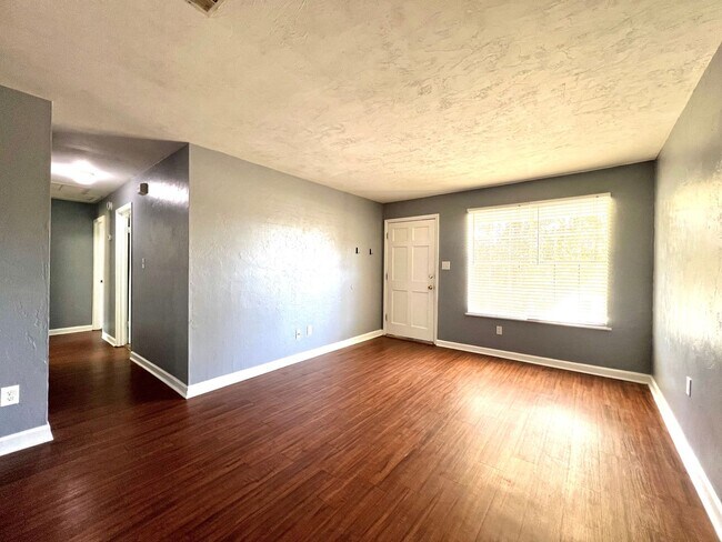 Building Photo - Super house on large private lot