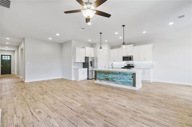 Building Photo - 941 Del Raphael Dr