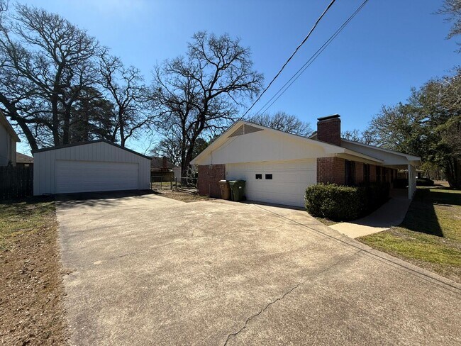 Building Photo - Available-Remodeled 3/2 with 4-Car Garage!