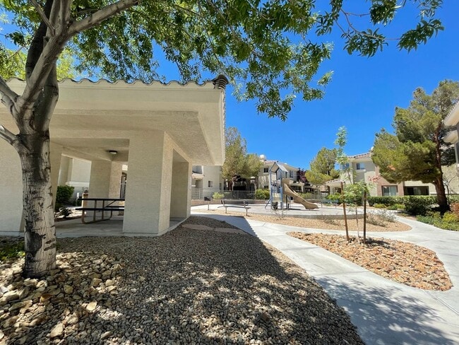 Building Photo - First Floor Condo Unit in Gated Community!