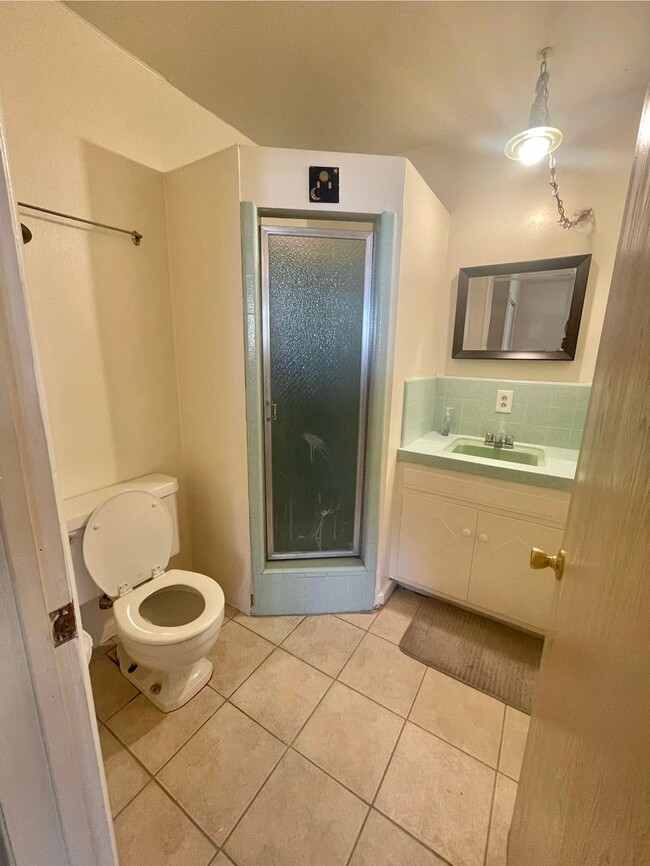 Building Photo - Studio Apartment, Conveniently Located