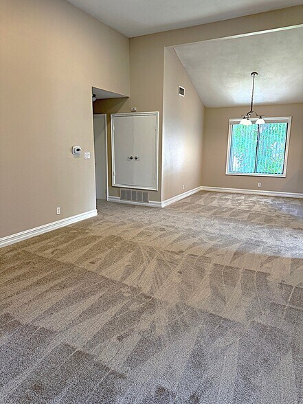 Building Photo - 545 S Ranch View Cir