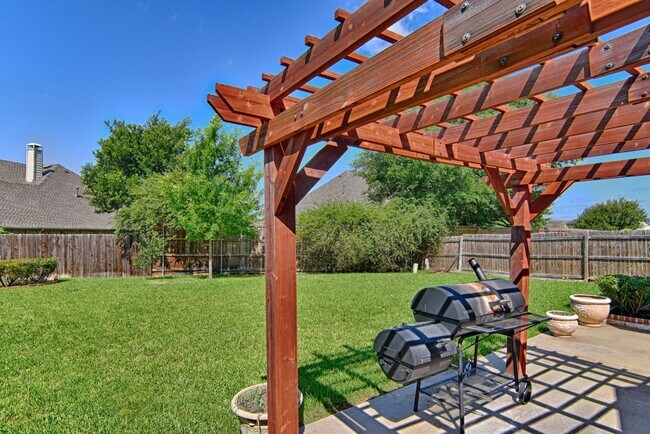 Building Photo - Large Mansfield High Home Centrally Located
