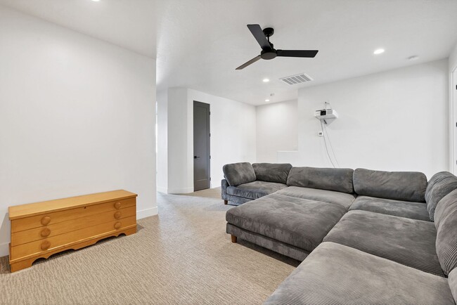 Building Photo - Lovely, Modern Townhome in Scenic Ivins