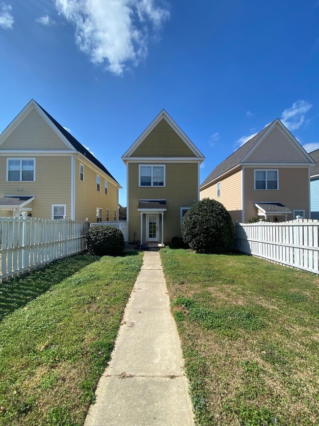 Building Photo - 3673 Longfellow Rd