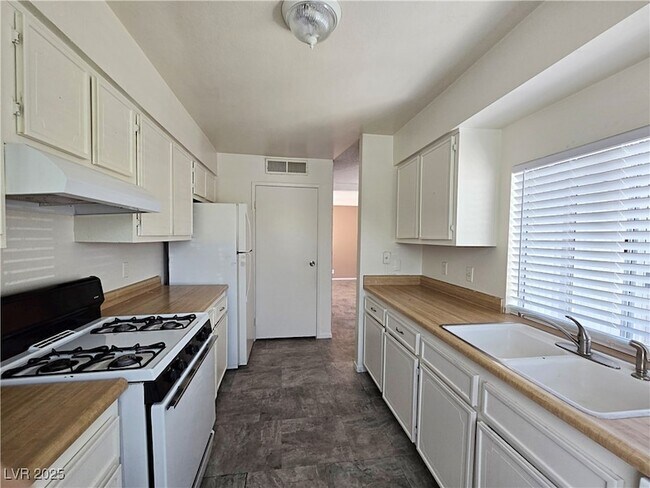 Building Photo - 5340 Retablo Ave