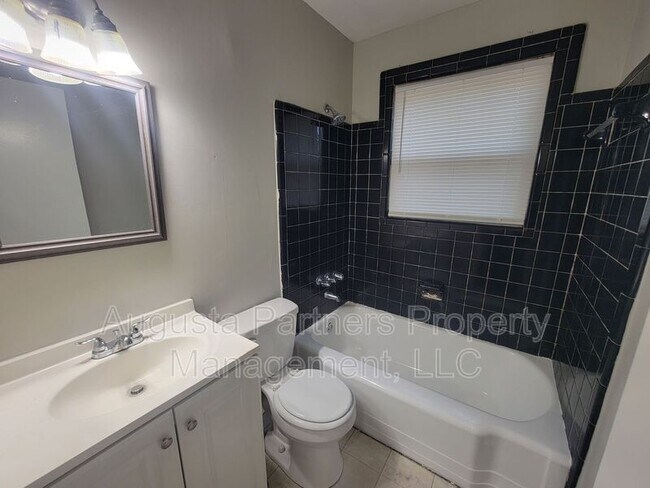 Building Photo - 2826 Thomas Ln