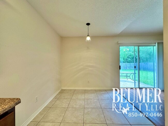Building Photo - Charming 3-Bedroom Home in Lake Cook Estat...