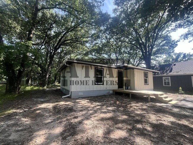 Building Photo - Fully Remodeled 2 Bedroom 1 Bathroom