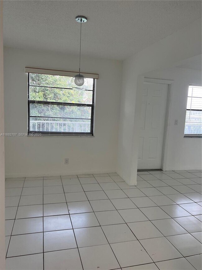 Building Photo - 500 NE 2nd St