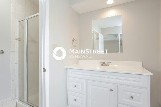 Building Photo - 4 Bedroom Pet-Friendly Home in Kansas City, MO with Main Street Renewal