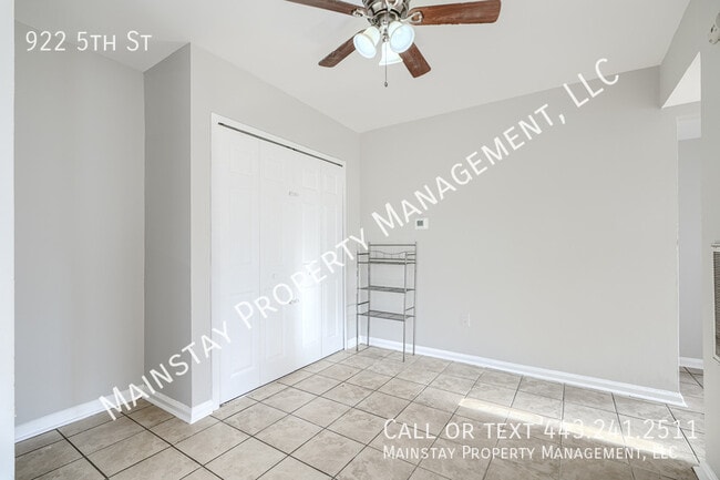 Building Photo - 922 5th St