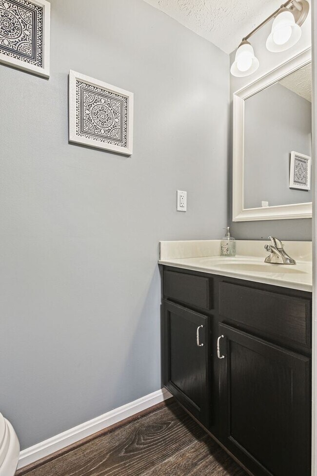 Building Photo - Bright & Spacious 3-Bedroom, 2 Full & 2 Half Bath in New Market