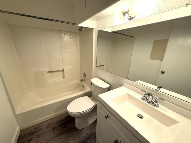 Building Photo - UPPER END UNIT TWO BED / TWO BATH CONDO IN MEADOW OAKS