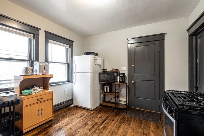 Building Photo - Kenwood flat across from UWM