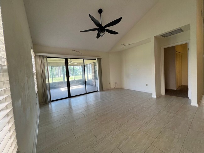 Building Photo - Beautiful 3 bed 2.5 bath townhome