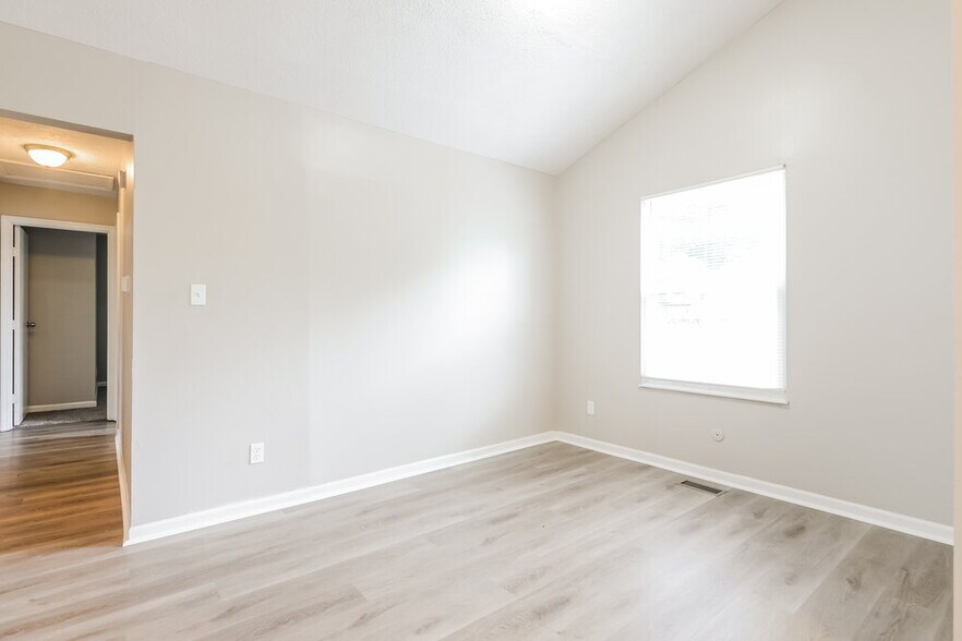 Building Photo - 5722 Pilgrim Dr