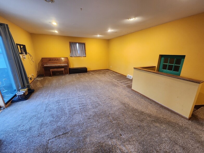 Living Room - 134 W Lincoln St