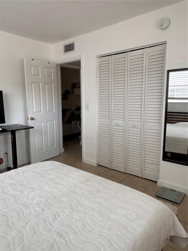 Building Photo - 1100 NE 1st Ct