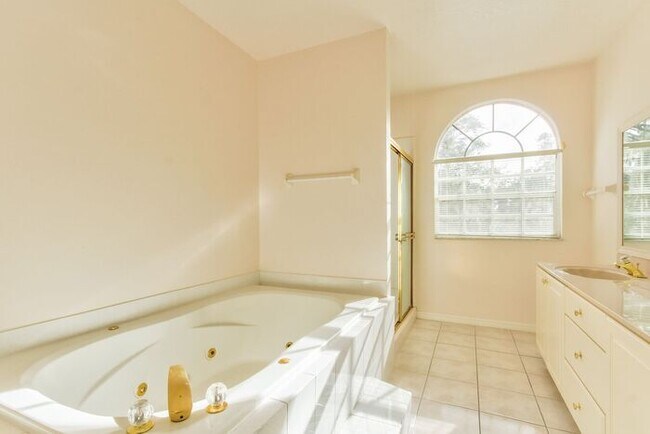 Building Photo - Beautiful Lake front home in West Kissimmee