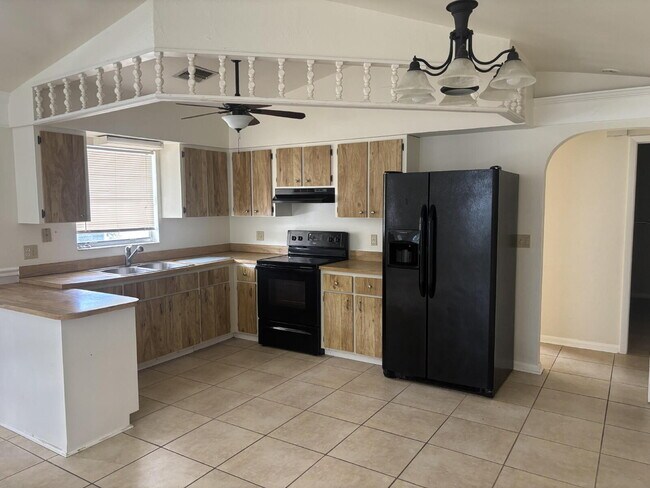 Building Photo - Spacious 2 Bedroom 2 Bath