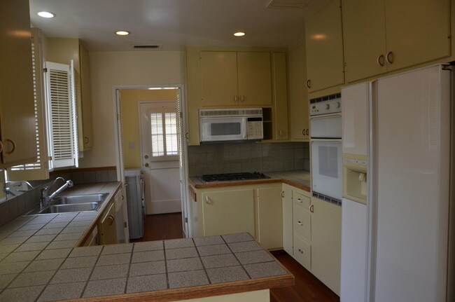 Kitchen - 1717 Riverside Dr