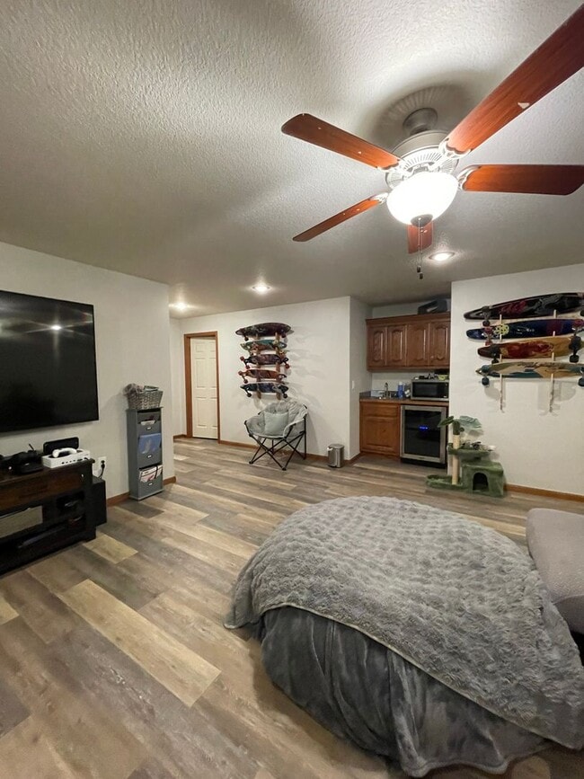 Building Photo - 825 Locharno Dr