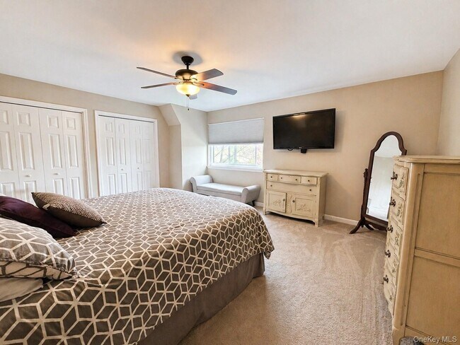 Building Photo - 10 Sycamore Dr