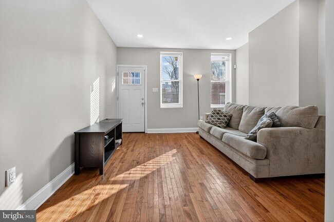 Building Photo - 2543 Nicholas St