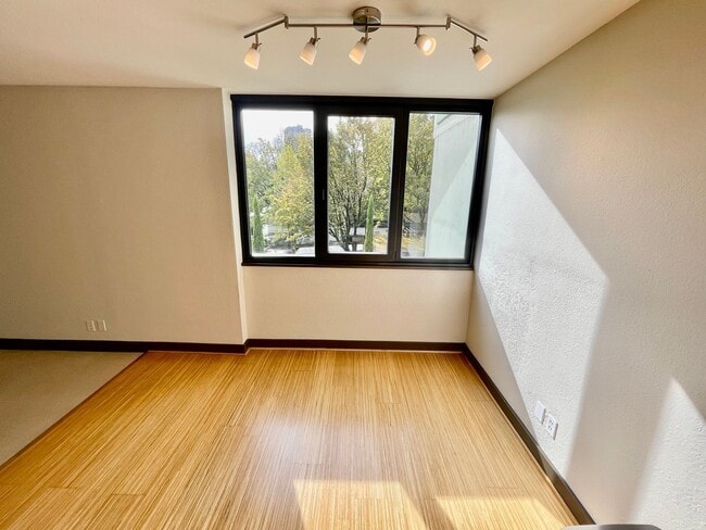 Building Photo - Modern 2-Bed, 2-Bath Downtown Condo with P...
