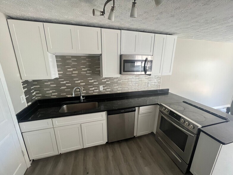 Building Photo - 7560 Taylor Rd