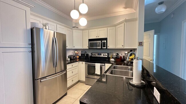 Building Photo - Gated Community, 3/2, Just Minutes to Beach!