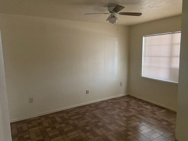 Building Photo - 2 Bed, 1 Bath Home!