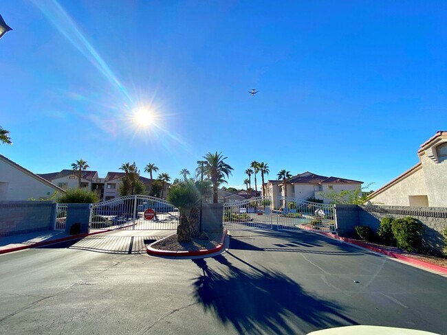 Building Photo - 1 BEDROOM CONDO IN HENDERSON GATED COMMUNITY