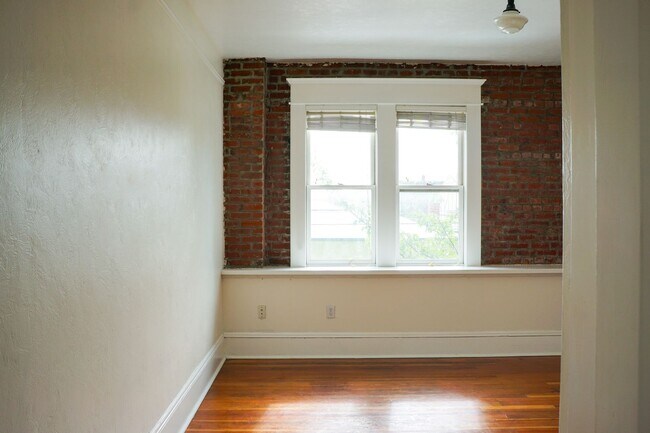 Building Photo - 1008 N Killingsworth St