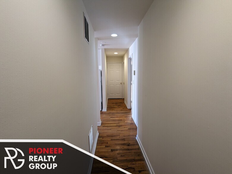 Building Photo - 914 W Dakin St