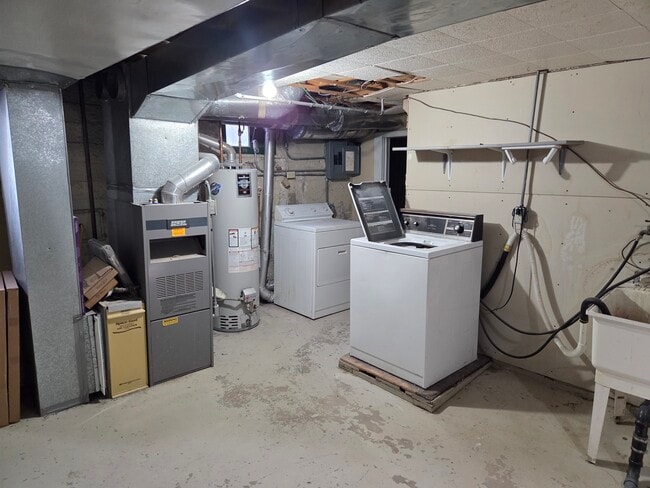 Building Photo - 2528 Beverly St E