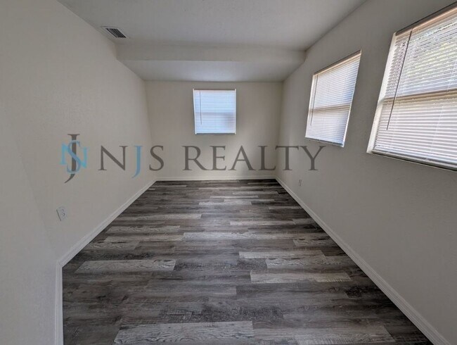Building Photo - 3/1 over 1000sf home with New flooring, FRESH paint, open floorplan!!