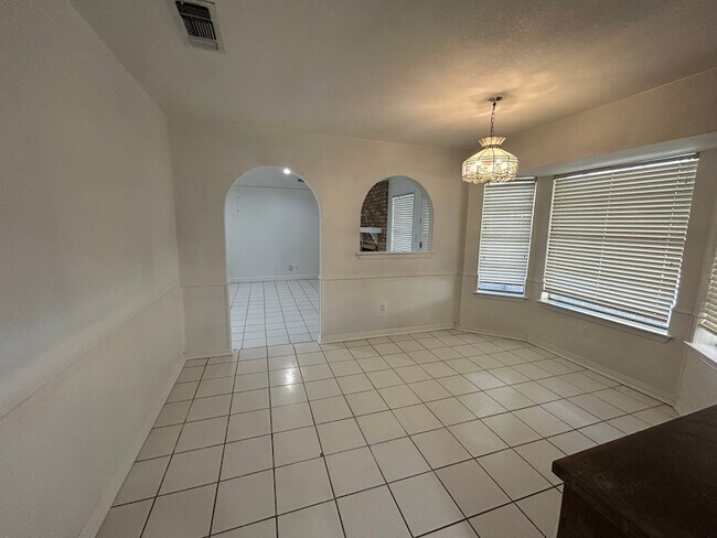 Building Photo - 1709 Vicksburg Dr